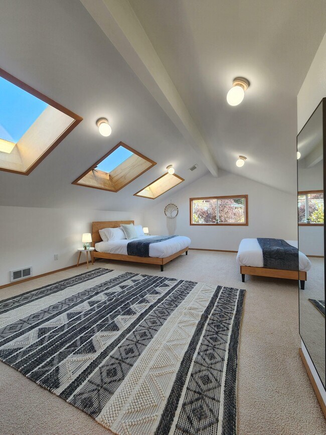 Building Photo - 19118 Soundview Dr NW