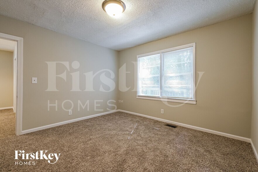 Building Photo - 390 Hillside Dr SW