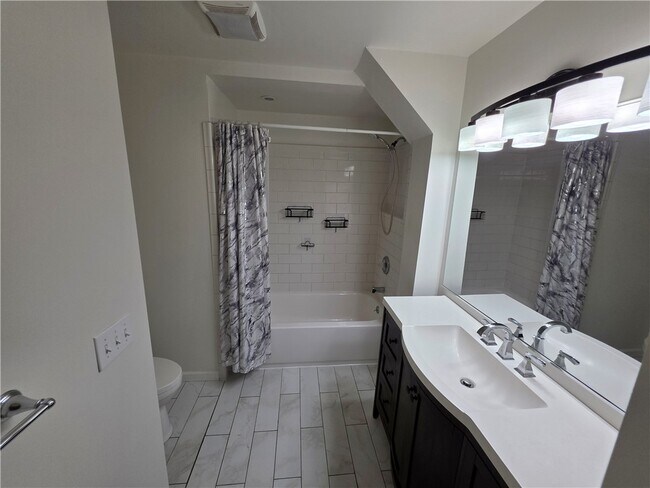 Building Photo - 311 Woodview Ave