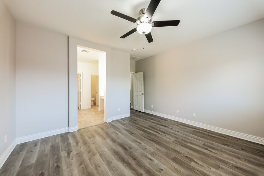 Building Photo - 17565 W Lundberg St