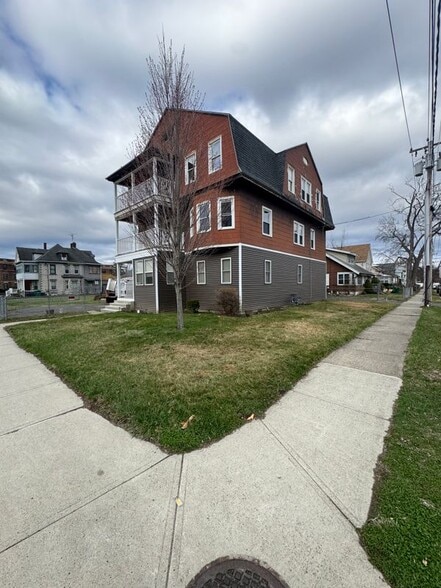 Building Photo - 664 Chicopee St