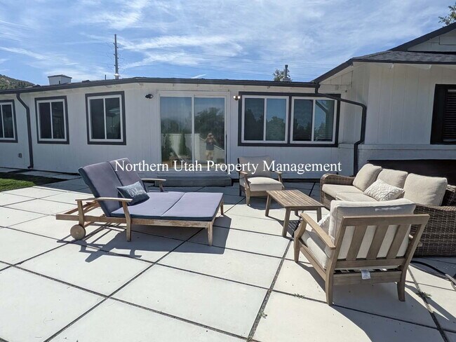 Building Photo - 4 Bed, 3.5 Bath - Amazing Location