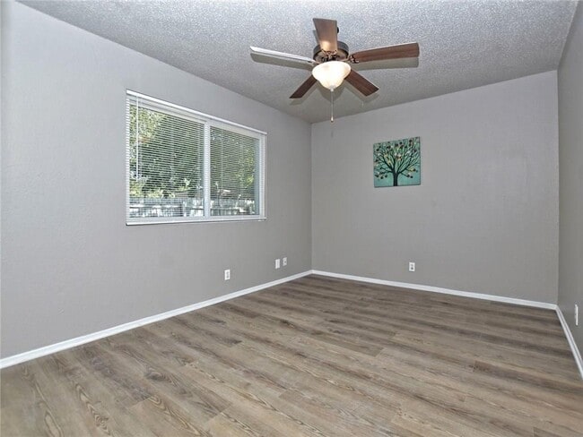 Building Photo - 8905 Pineridge Dr