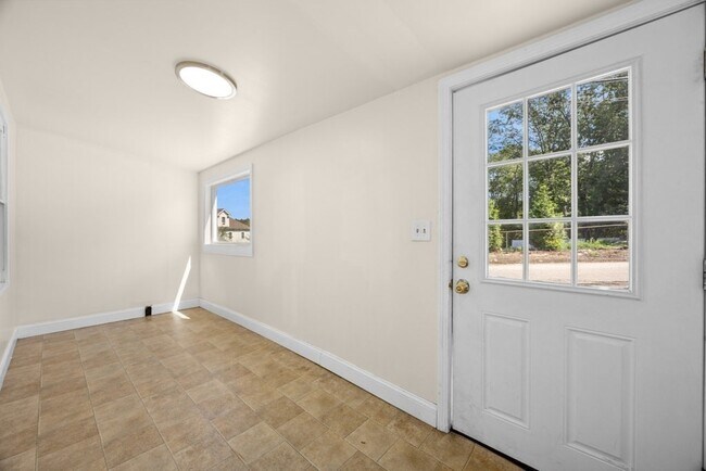 Building Photo - 281C King St