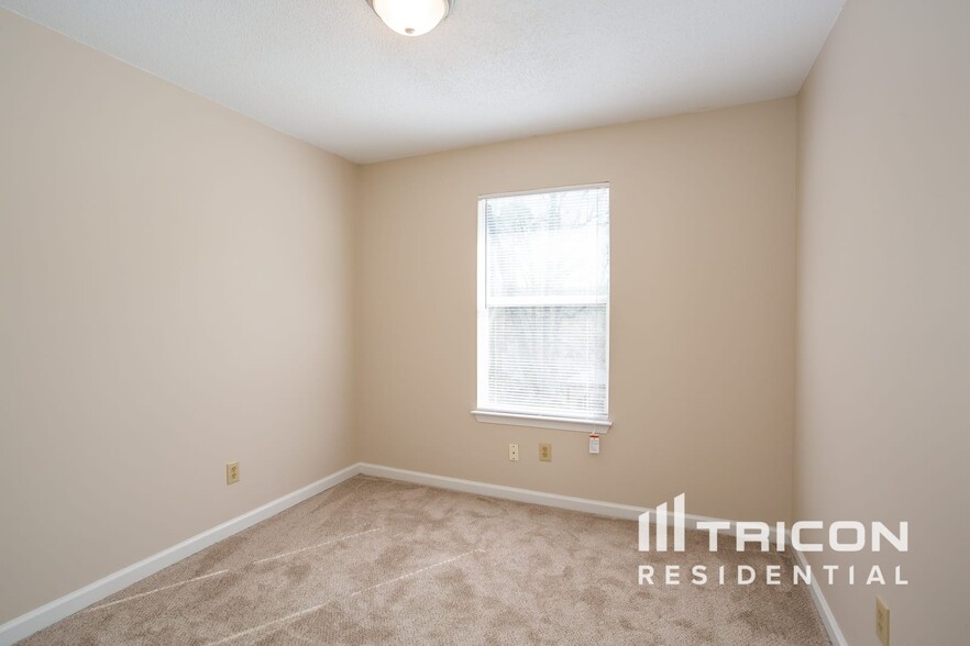 Building Photo - 815 Tramore Dr