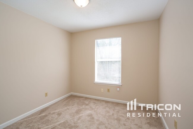 Building Photo - 815 Tramore Dr