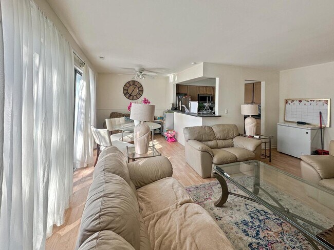 Building Photo - 209 W Ct of Shorewood