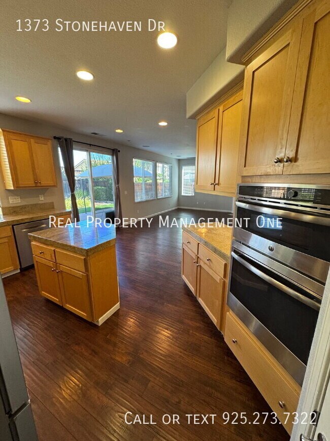 Building Photo - 1373 Stonehaven Dr