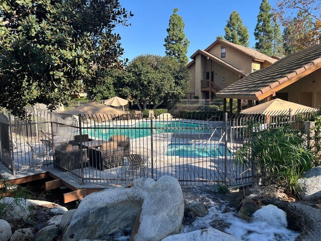 Building Photo - 2 bedroom, 1.5 bath townhouse in the heart of Irvine!