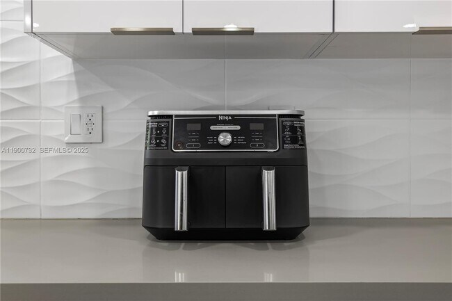 Building Photo - 1104 N 13th Terrace