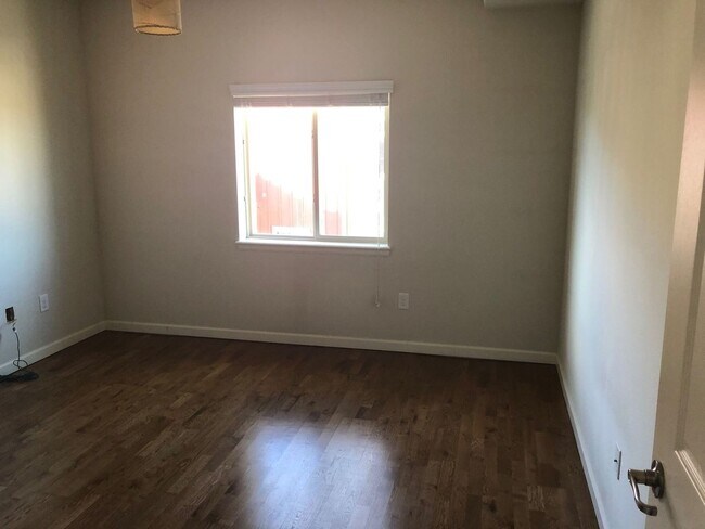 Building Photo - Stunning Clocktower Penthouse Condo with mountain views!