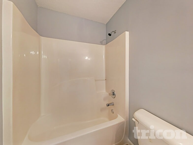 Building Photo - 1100 Village Oaks