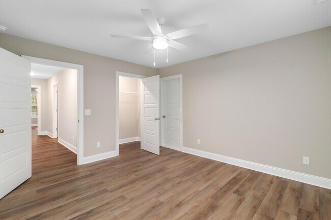 Building Photo - 204 Pineland Dr