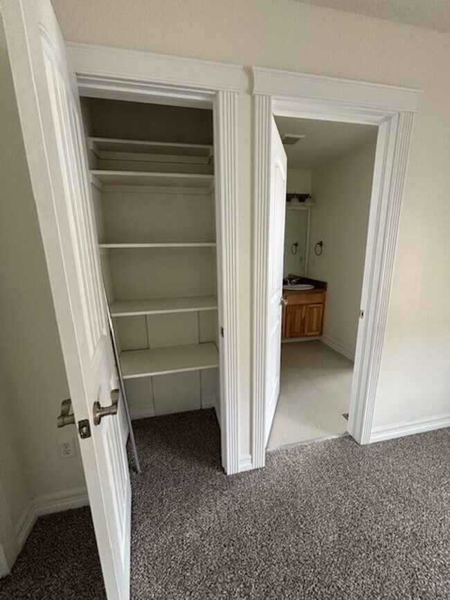 Building Photo - 4 Bedroom 3.5 Bath Townhouse Near Dell Range Blvd.