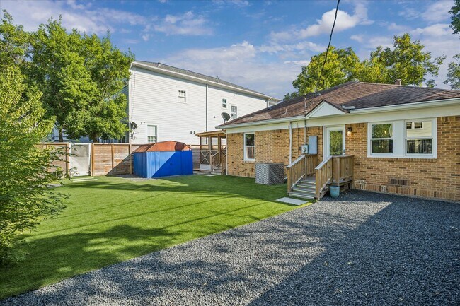 Building Photo - 515 E 9th St