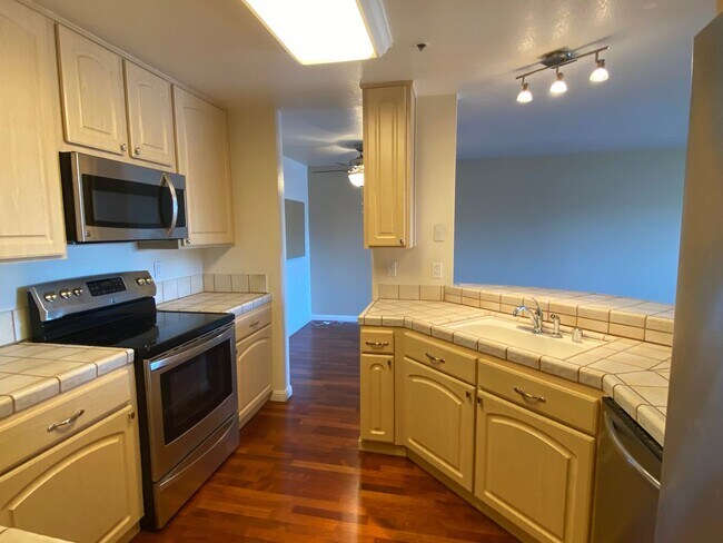 Building Photo - Amazing Cleveland Heights, 1 Block East of Lake Merritt with views of the lake