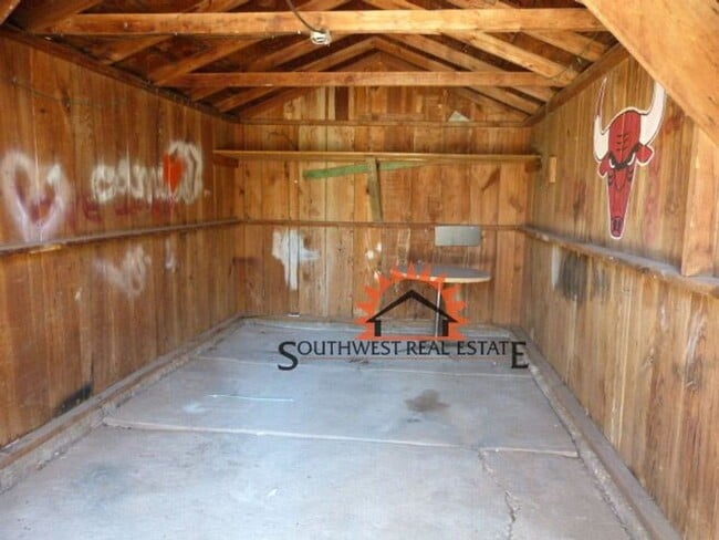 Building Photo - 2 bedrooms 1 bath home.