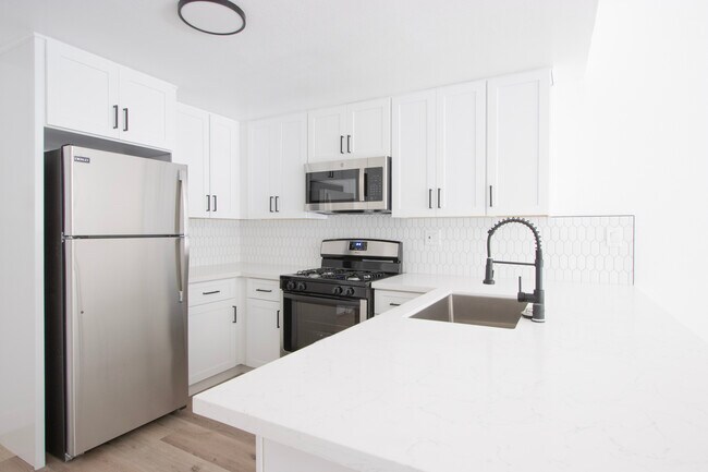 Building Photo - 621 N Bronson Ave