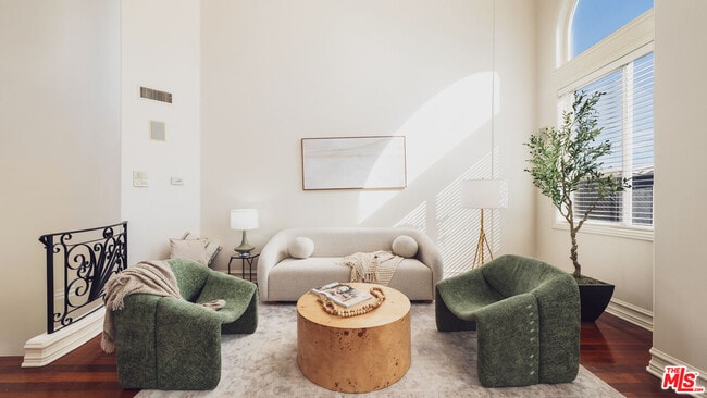 Building Photo - 844 3rd St