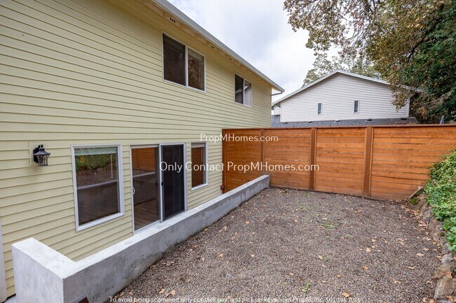 Building Photo - Open-Concept Living with Easy Portland Com...