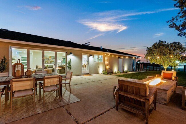 Building Photo - 880 Pinehurst Dr