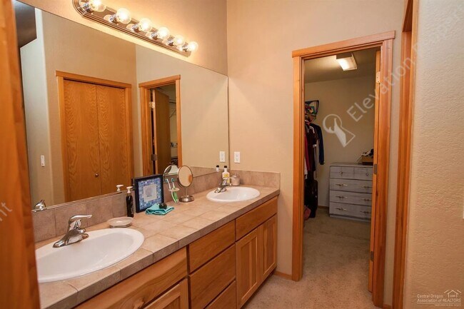 Building Photo - * Coming soon- Unfurnished * 3BR - 2BA Sin...