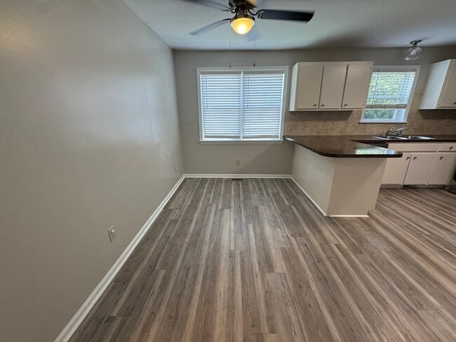 Building Photo - Adorable 3 bed 2 Bath SFH! Big Back yard a...