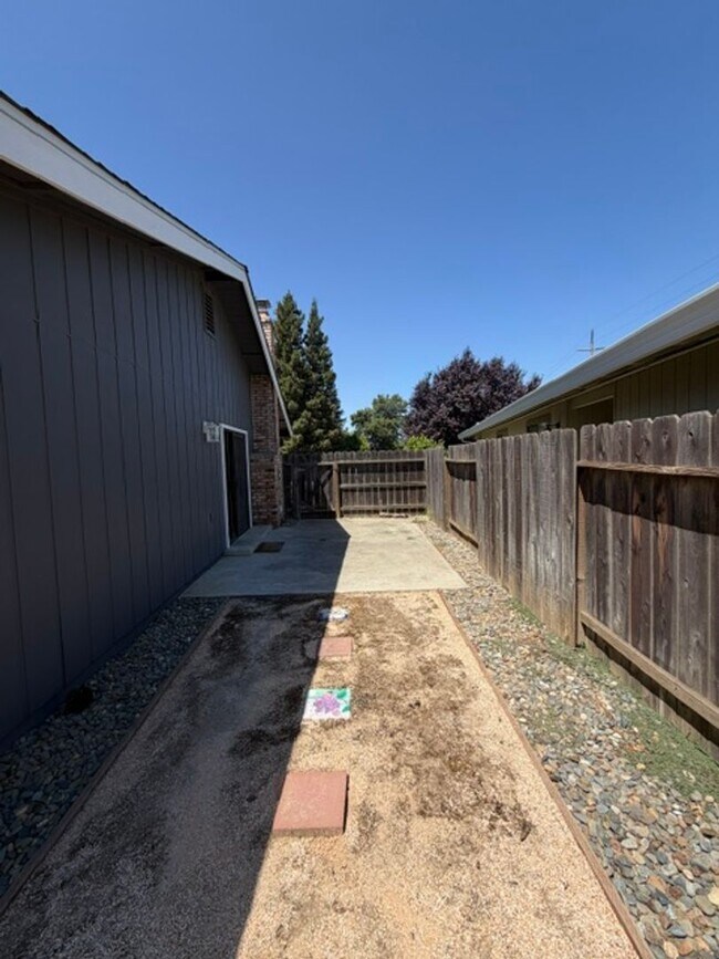 Building Photo - Charming 2 Bedroom, 1 Bath Home with Garage & Fireplace