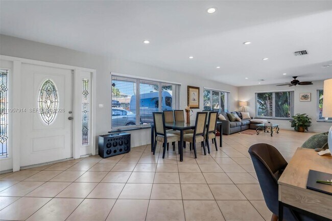 Building Photo - 1600 N 28th Ct