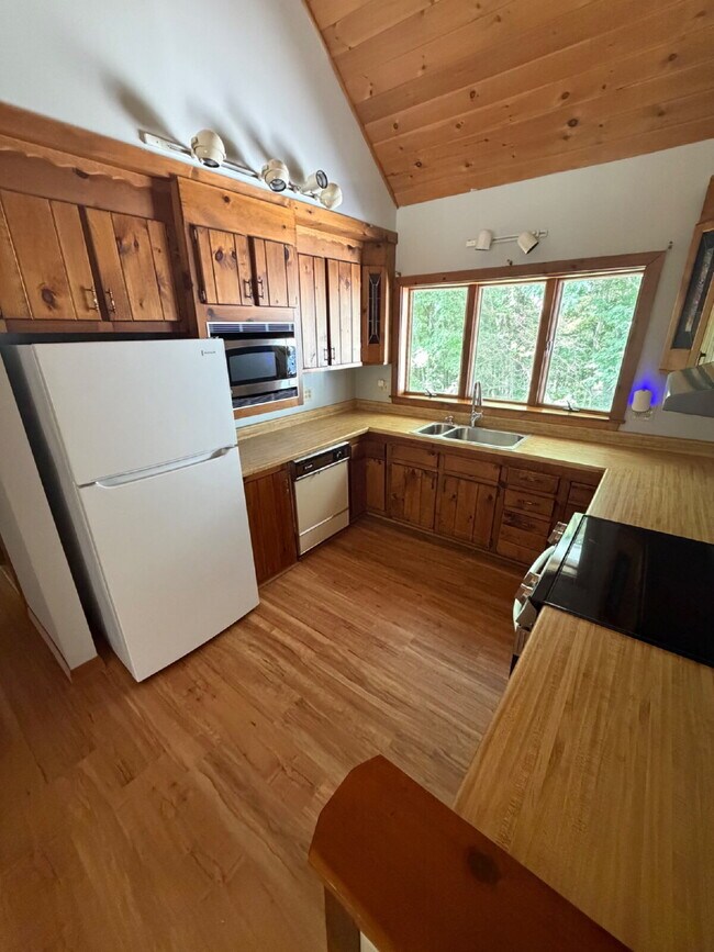 Building Photo - 2-Bedroom, 2-Bath Single-Family Home with Oversized Garage – Hudson, NH