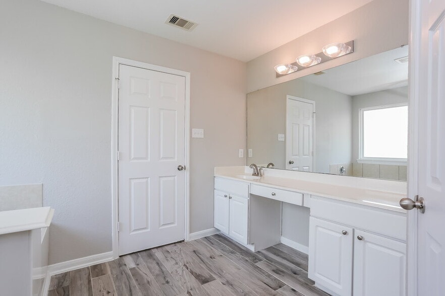 Building Photo - 5202 El Tigre Ln