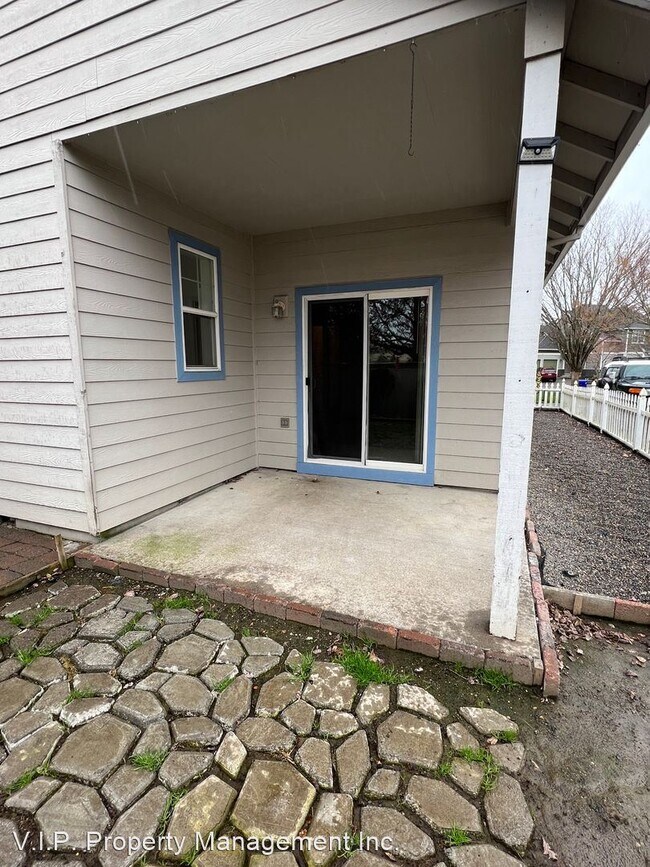 Building Photo - 3 br, 2 bath House - 1228 NE Multnomah Dr.