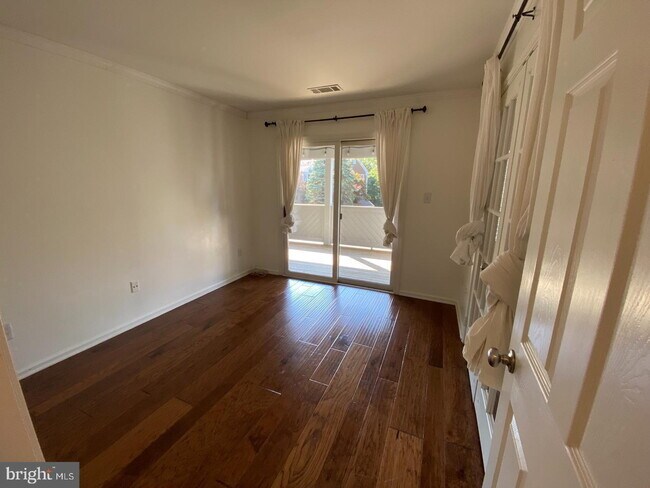 Building Photo - Inviting Townhome Living in Desirable Reston Community