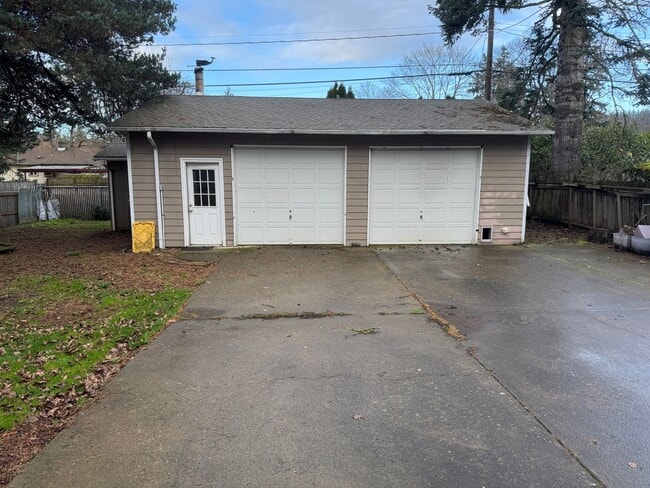 Building Photo - 3br/2ba house with finished basement, two car garage/shop and fully fenced yard