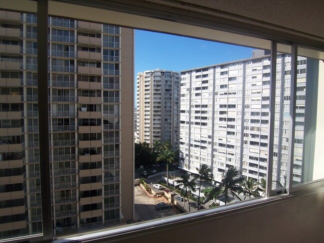 Building Photo - Kapiolani Terrace remodeled Studio.