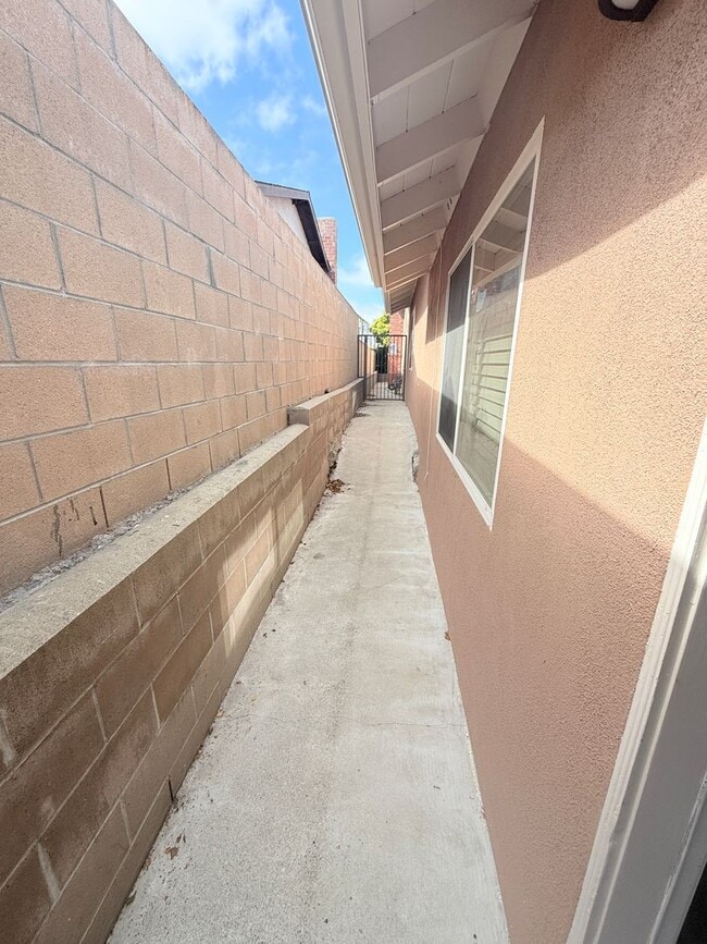 Building Photo - 1-Bedroom Unit with Parking & Appliances –...
