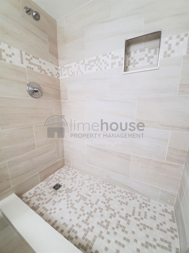 Building Photo - 1553 Beachview Dr