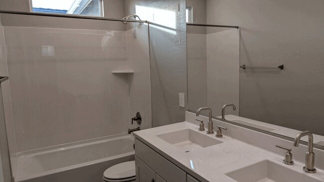 Building Photo - 4854 E Shady Glen Ave