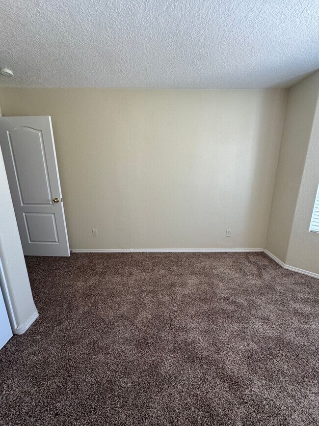 Building Photo - 3 bed 2 bath home