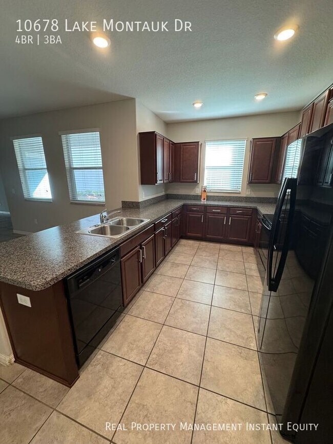 Building Photo - 10678 Lake Montauk Dr