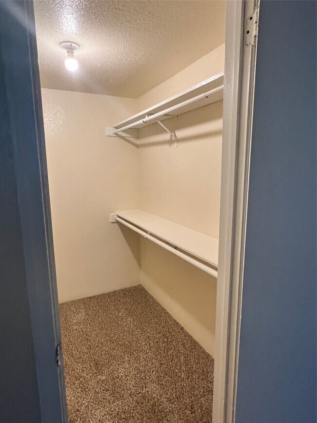 Building Photo - 9700 Leawood Blvd