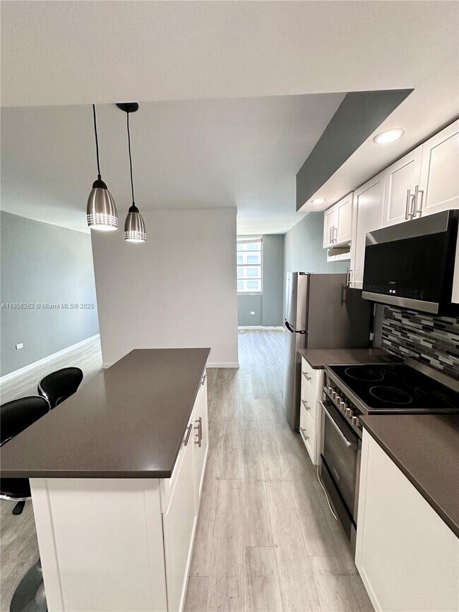 Building Photo - 999 Brickell Bay Dr