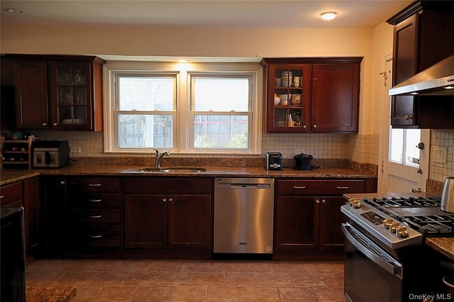 Building Photo - 14 Bonnett Ave