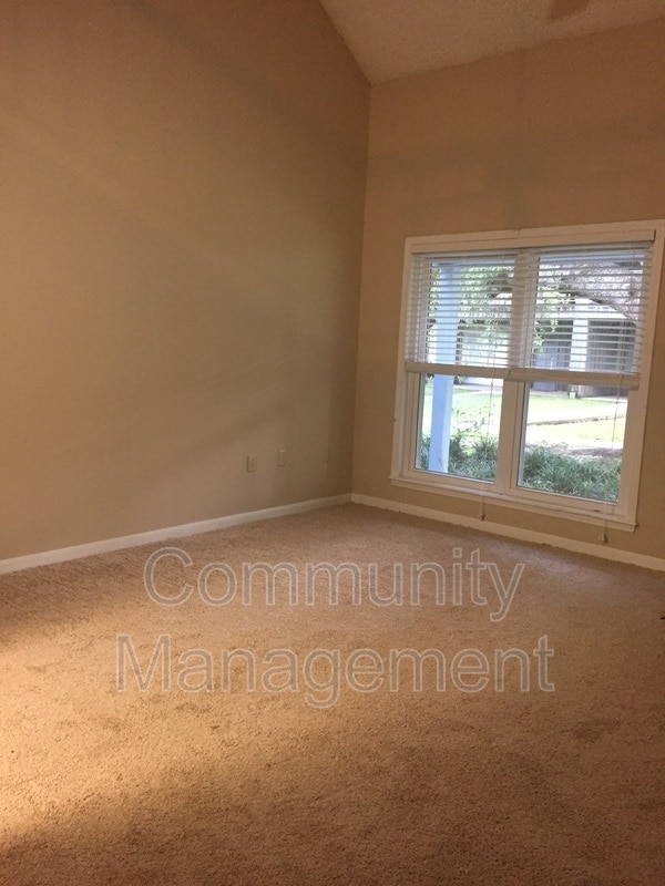 Building Photo - 1540 Sharlo Ave