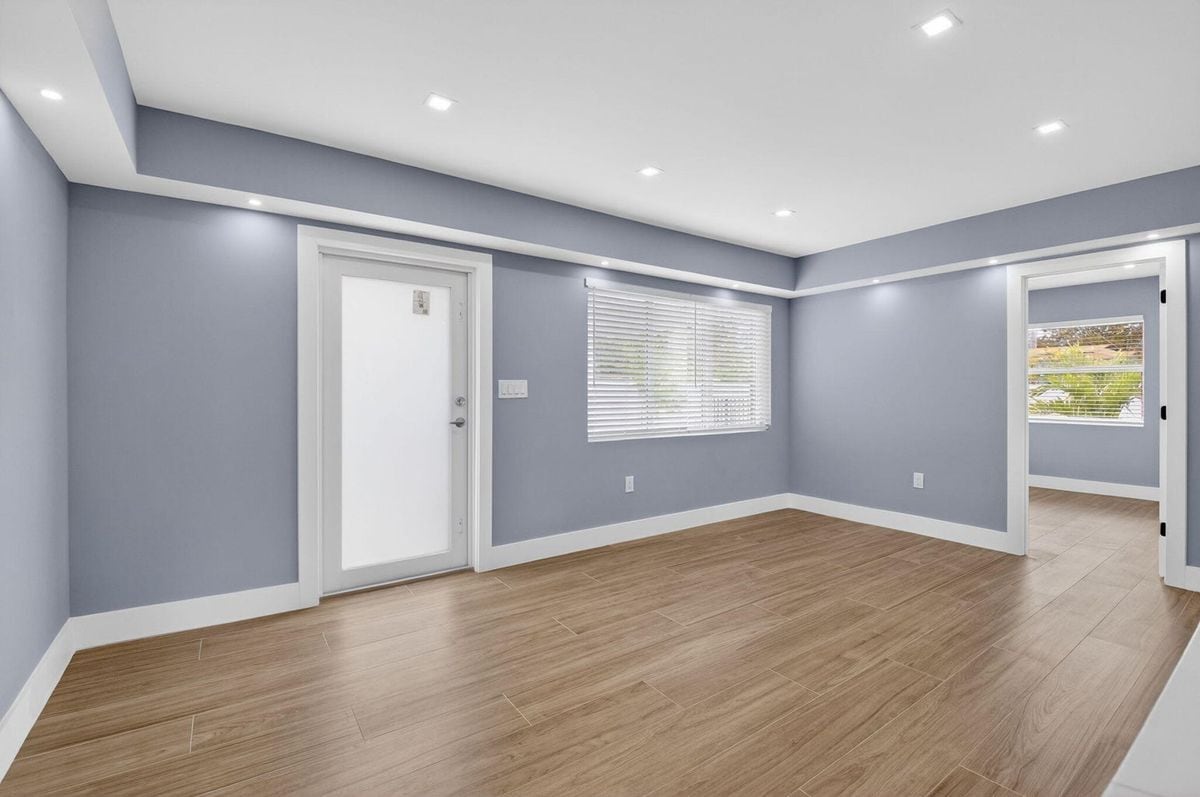 Building Photo - 341 SE 3rd Ave