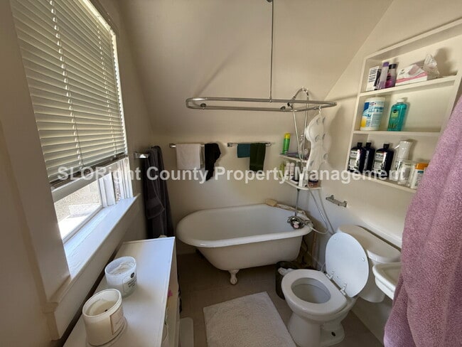 Building Photo - AVAILABLE OCTOBER - 1 Bed, 1 Bath Charming...