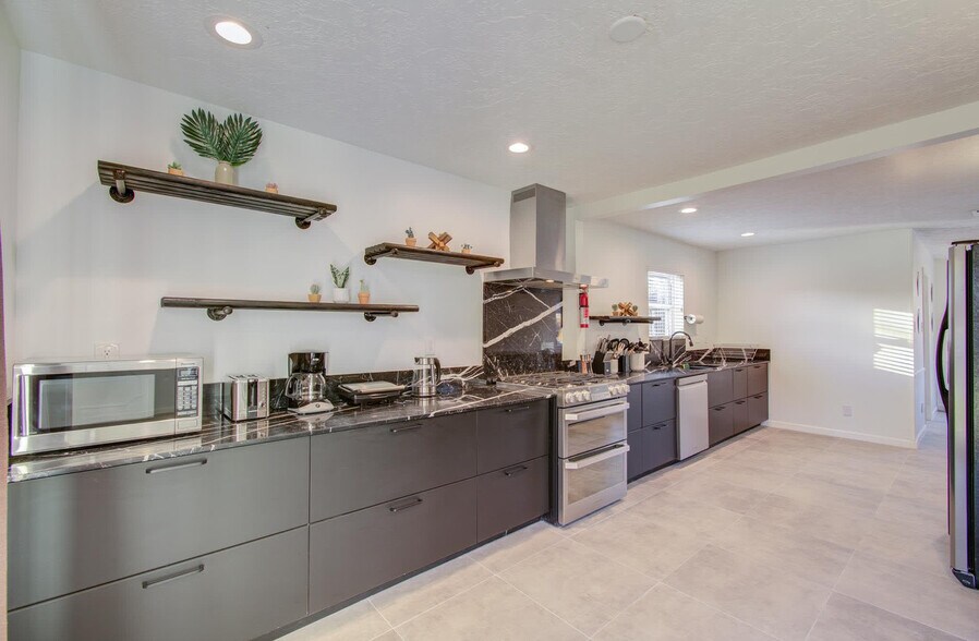 Building Photo - 9614 Springmont Dr