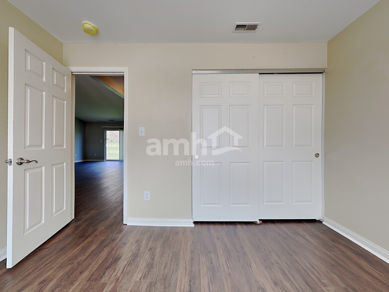 Building Photo - 1028 W Muskegon Dr