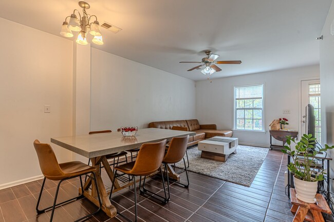 Building Photo - 2 bedroom near ETSU and JCMC
