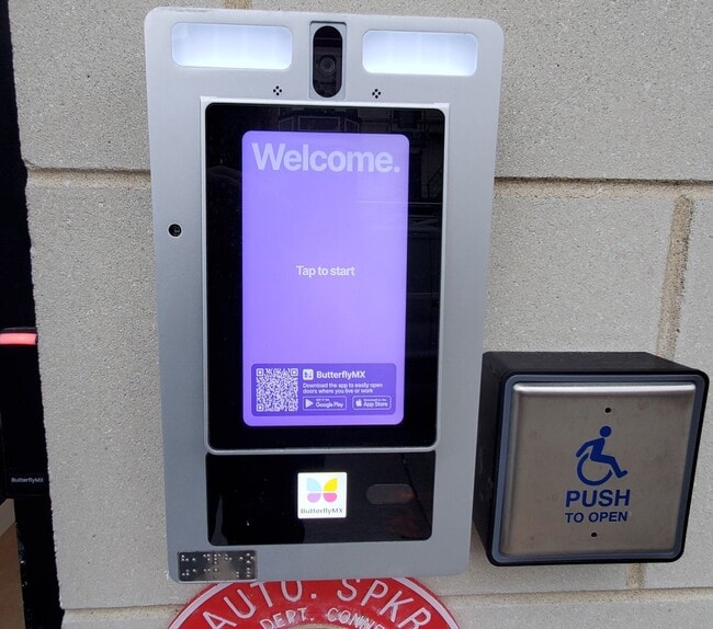 Building Photo - 3322 N Halsted St